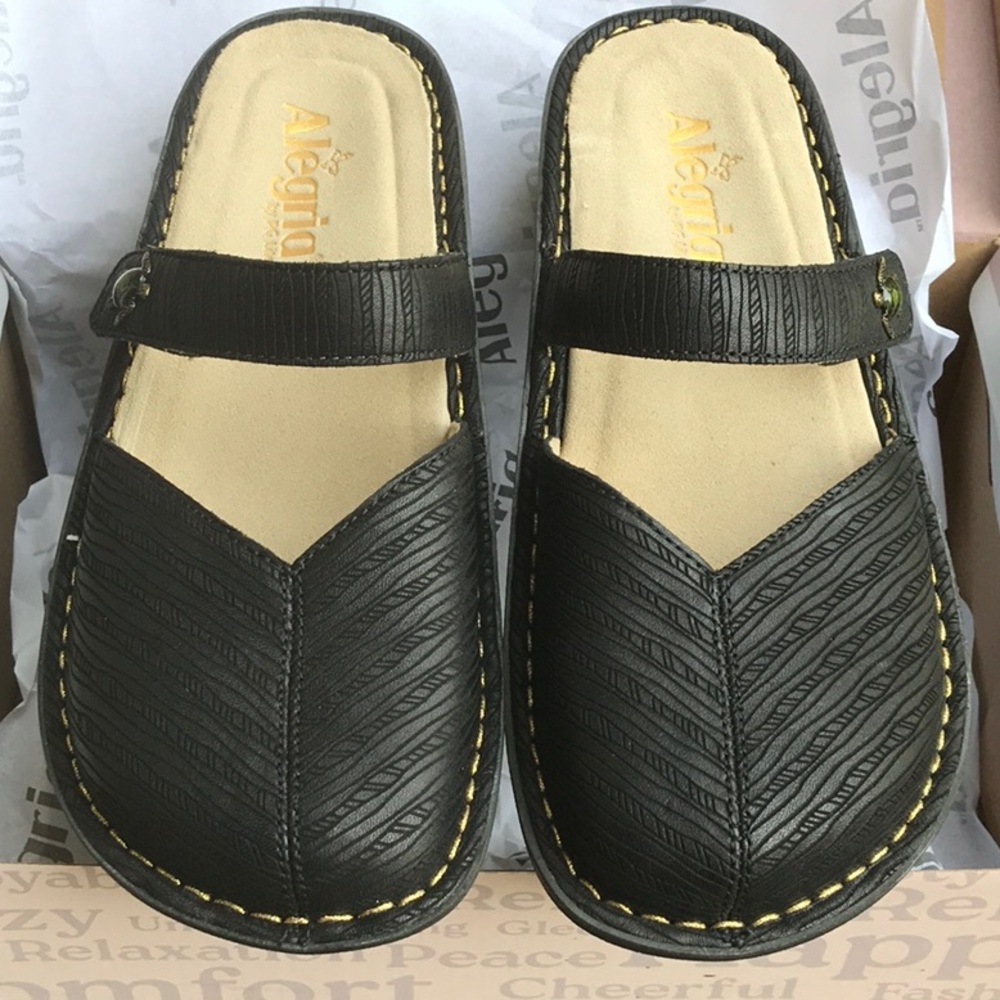 Ladies brand new Algeria black mules.  Brand new in box!